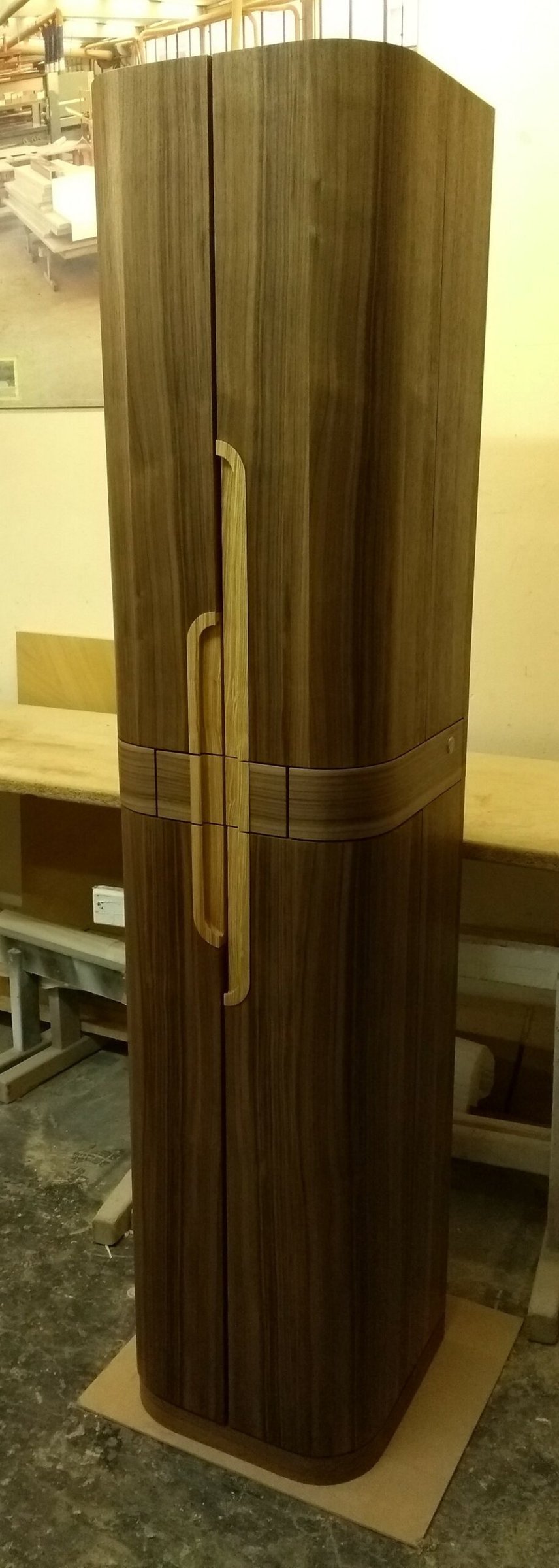 Schmaler, hoher Garderobenschrank aus Nussbaum mit gerundeten Kanten